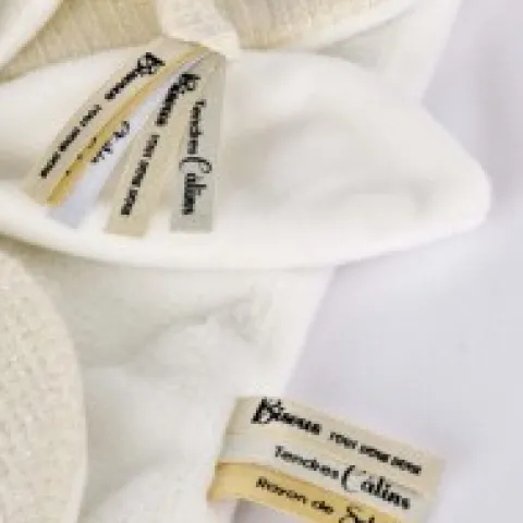 Hot Doudou plat pétales Ours Blanc - 25 cm - Collection Anniversaire Doudou® Anniversaire|Ours